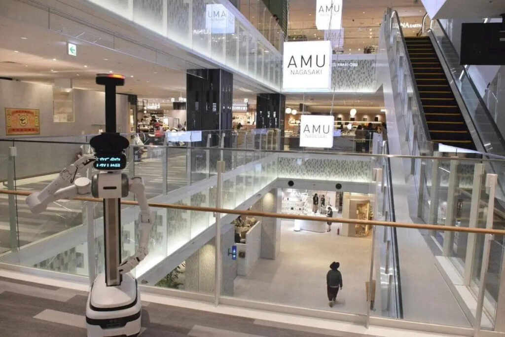 立哨から巡回まで、ugoが商業施設の警備を変える